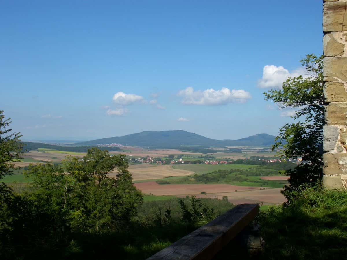 Blick auf die Gleichberge Burg Strauf